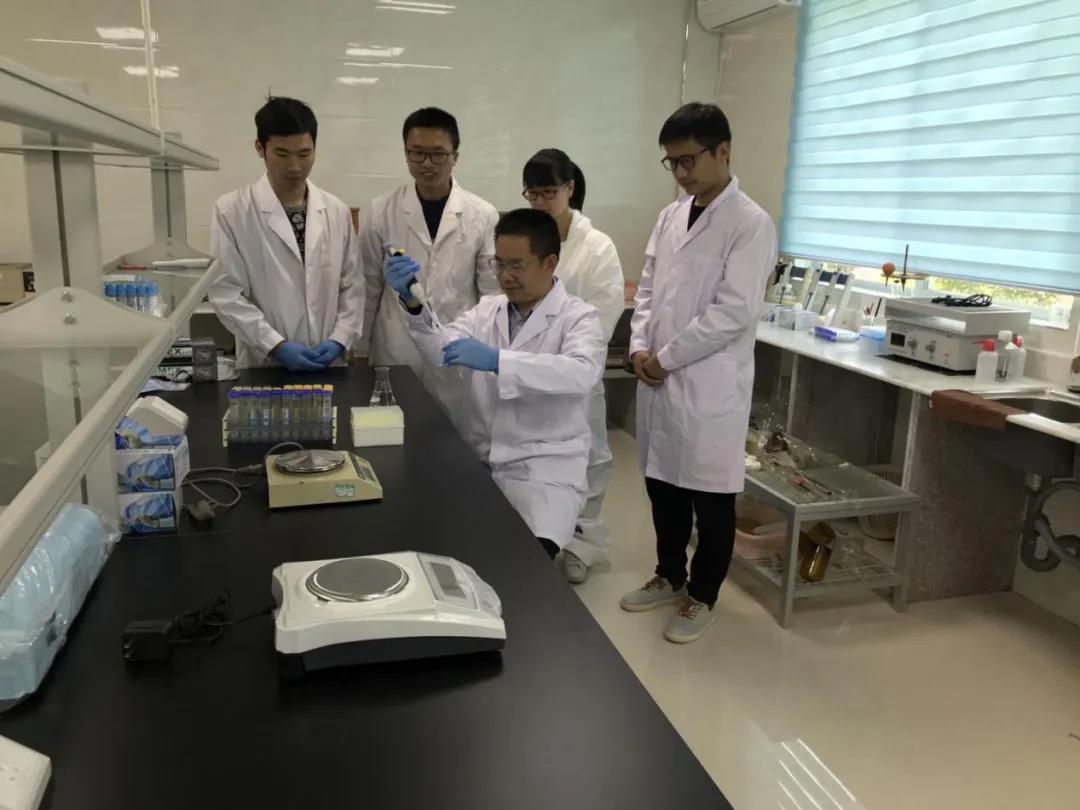 【“五一劳模谈”系列报道之一】艰苦奋斗决心扎根基层,只争朝夕奉献养猪事业——记省食出宝山猪场总经理刘定发同志 【“五一劳模谈”系列报道之一】艰苦奋斗决心扎根基层,只争朝夕奉献养猪事业——记省食出宝山猪场总经理刘定发同志