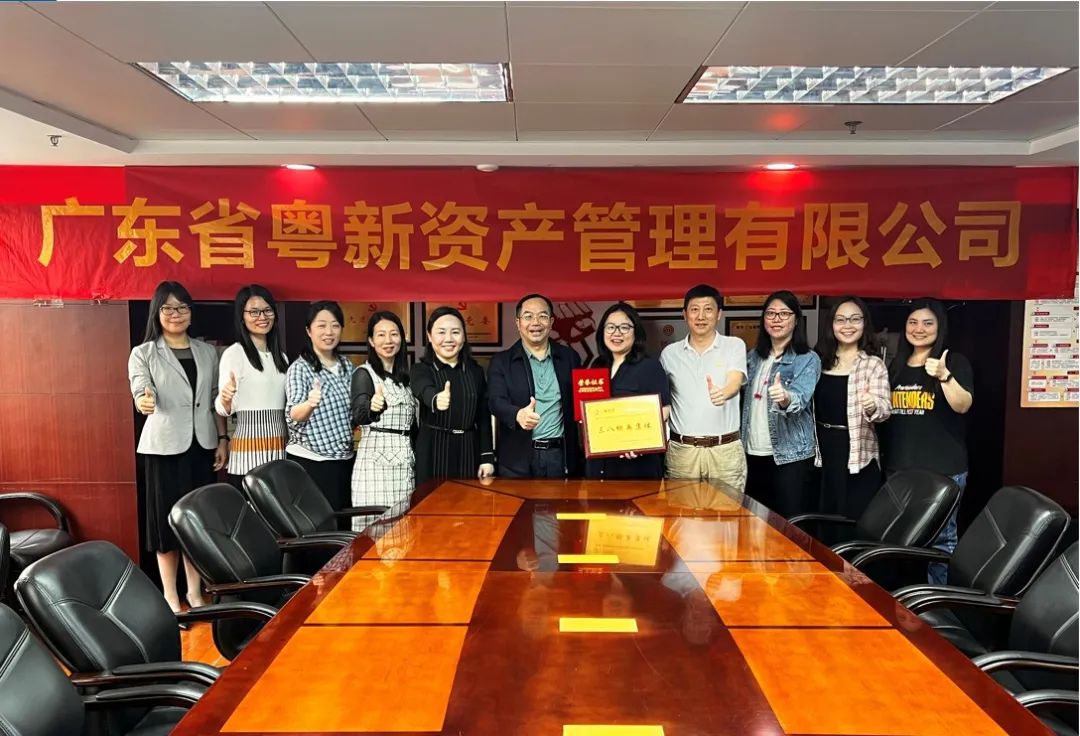 挥楫奋进敢担当 铿锵玫瑰绽芳华 挥楫奋进敢担当 铿锵玫瑰绽芳华