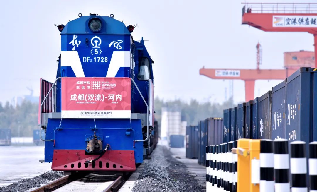 首趟中越班列“兴发铝业专列”发车 首趟中越班列“兴发铝业专列”发车