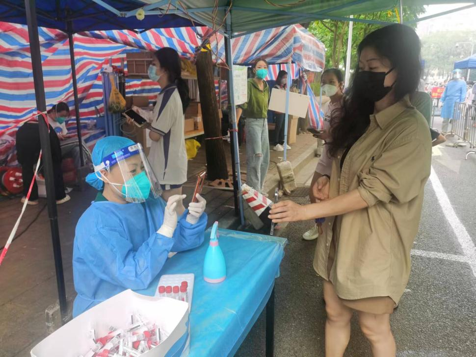 使命在肩，冲锋在前！红桃影视免费观看党员干部就地“转岗”变身抗疫志愿者