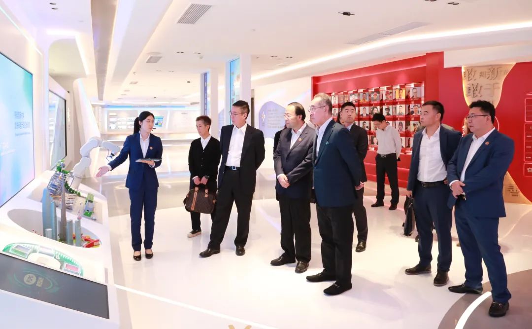 全国政协常委唐英年先生一行到访红桃影视免费观看