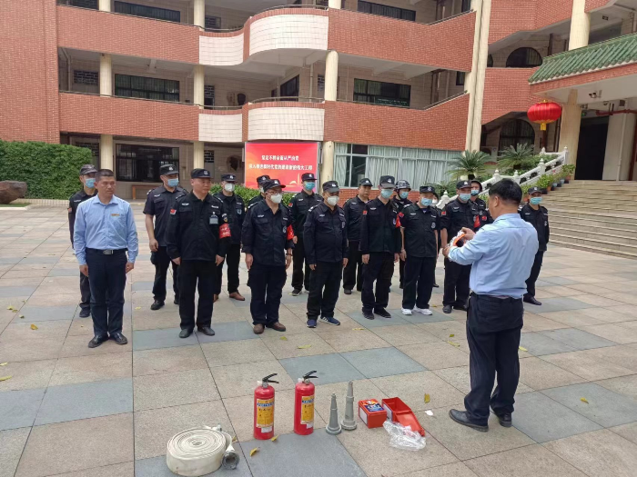 2.广新物业为校园提供消防演习服务.jpg